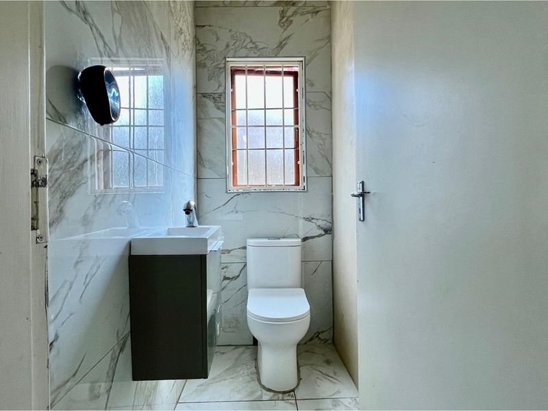 Modern 3-Bed 2.5 bath Duplex in Northgate - Photo 10