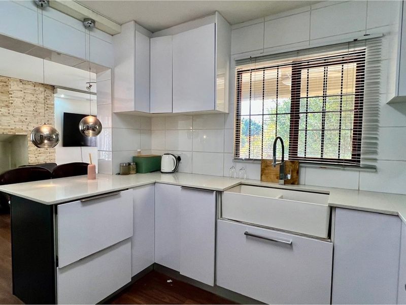 Modern 3-Bed 2.5 bath Duplex in Northgate - Photo 6