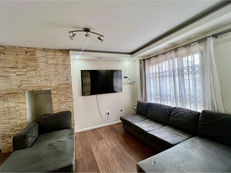 Modern 3-Bed 2.5 bath Duplex in Northgate - Photo 3