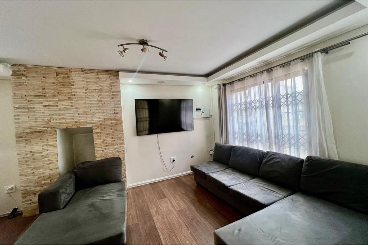 Modern 3-Bed 2.5 bath Duplex in Northgate - Photo 3