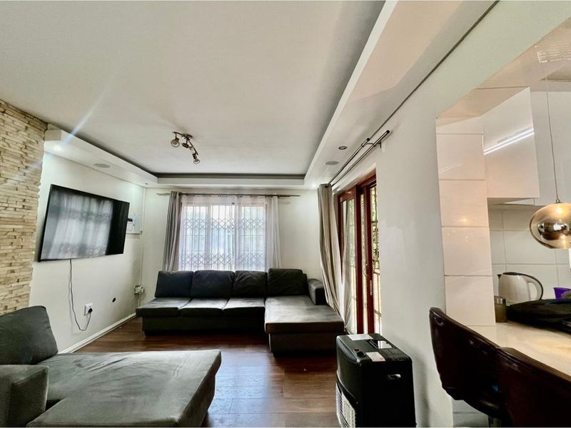 Modern 3-Bed 2.5 bath Duplex in Northgate - Photo 5