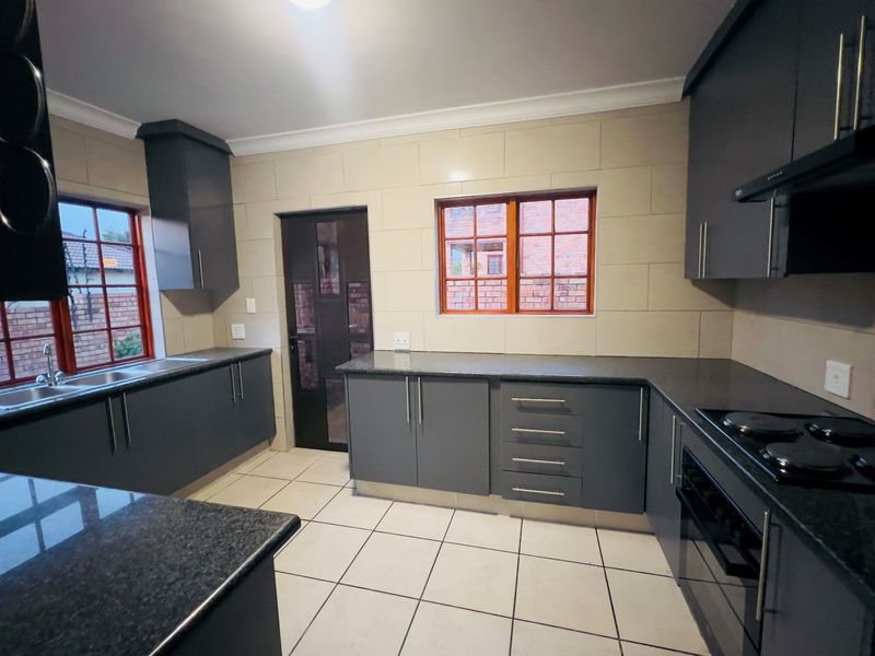 BIG 4 Bedroom Spacious Home in KyalamI - Photo 4