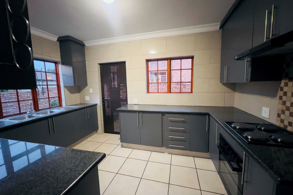 BIG 4 Bedroom Spacious Home in KyalamI - Photo 4