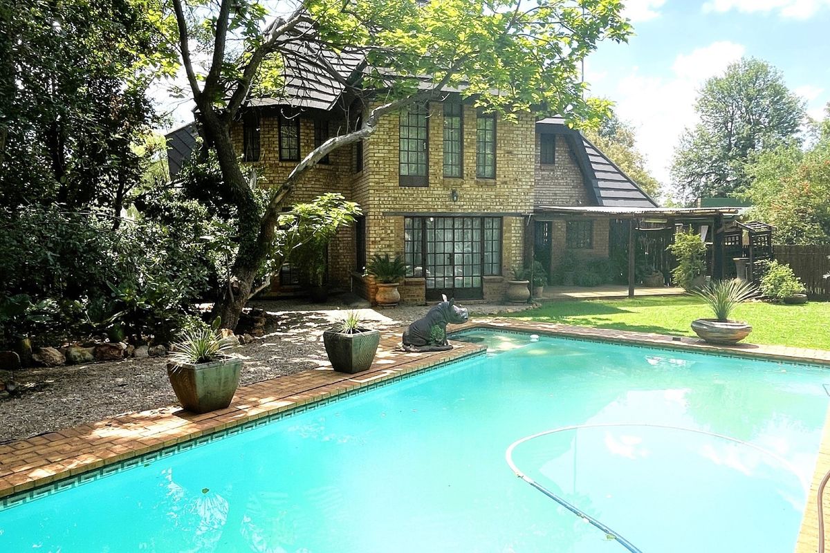 Magnificent Property With Two Cottages for Sale in Henley on Klip - Photo 3