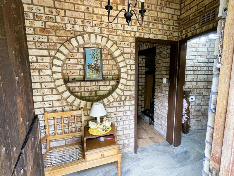 Magnificent Property With Two Cottages for Sale in Henley on Klip - Photo 5