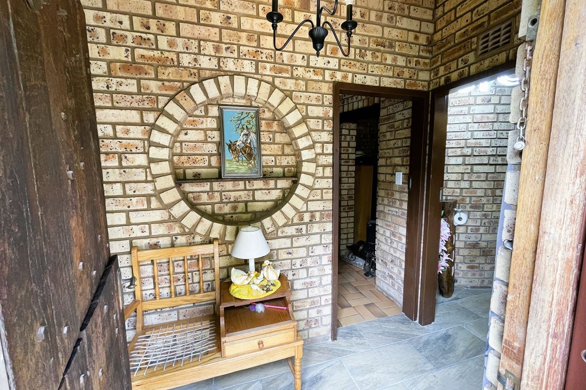 Magnificent Property With Two Cottages for Sale in Henley on Klip - Photo 5