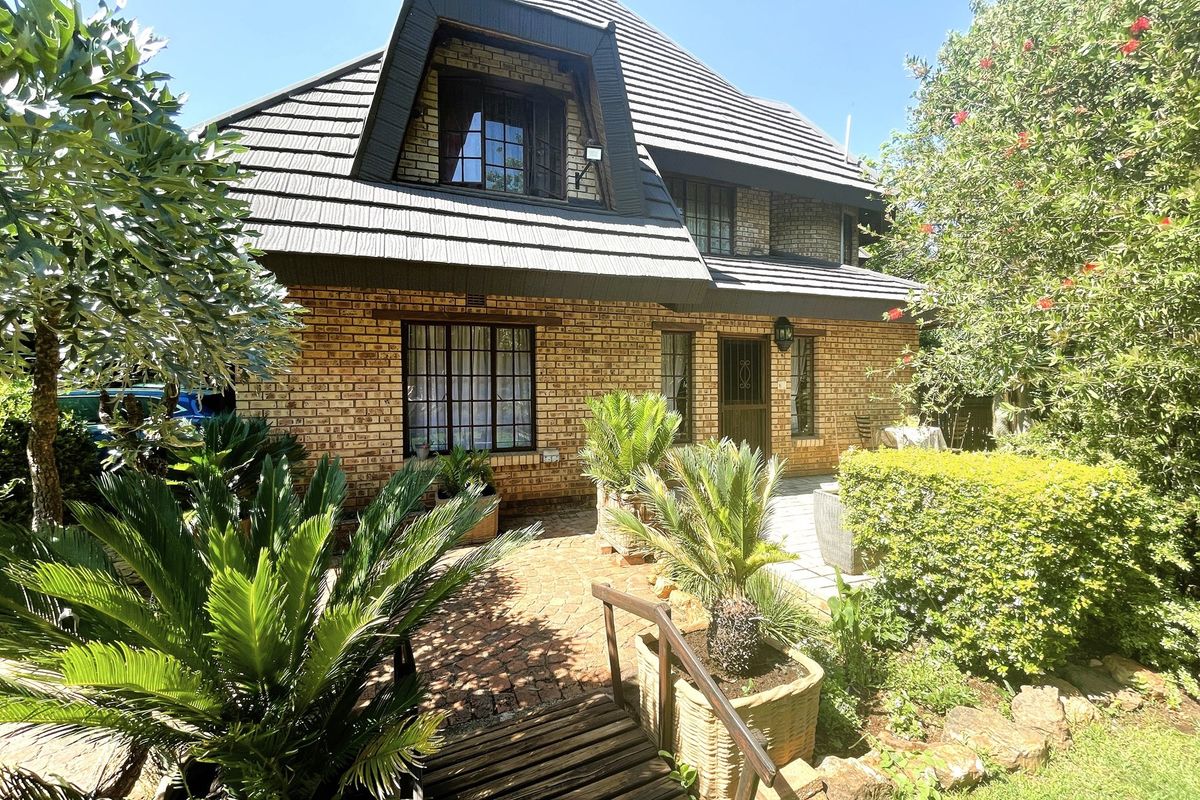 Magnificent Property With Two Cottages for Sale in Henley on Klip - Photo 4