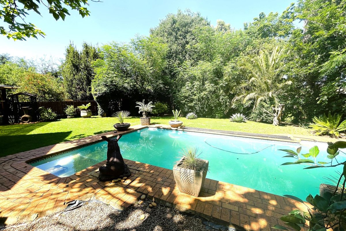 Magnificent Property With Two Cottages for Sale in Henley on Klip - Photo 2