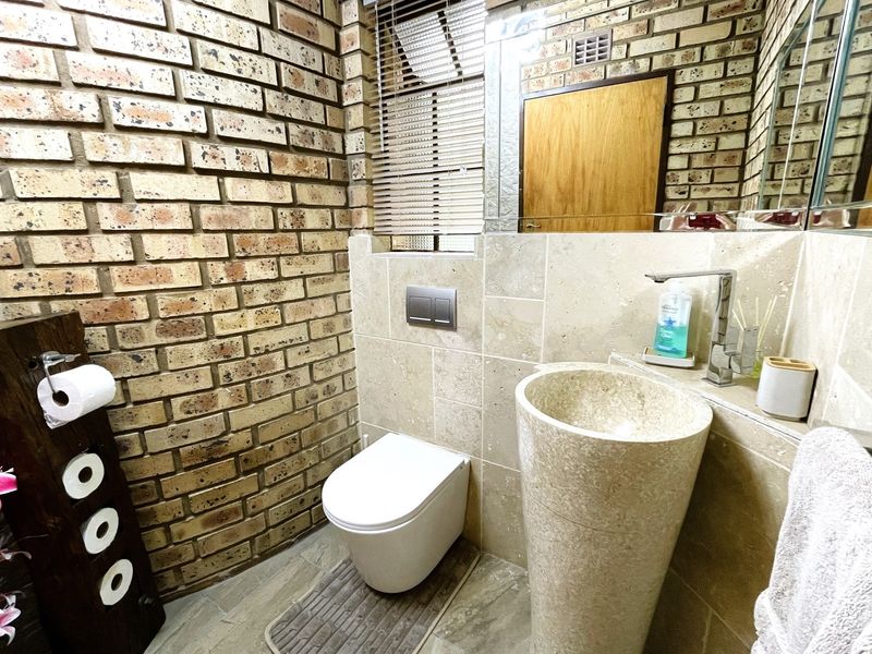 Magnificent Property With Two Cottages for Sale in Henley on Klip - Photo 7