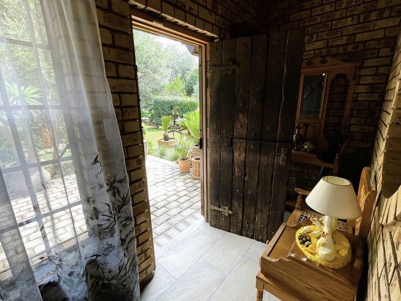 Magnificent Property With Two Cottages for Sale in Henley on Klip - Photo 6