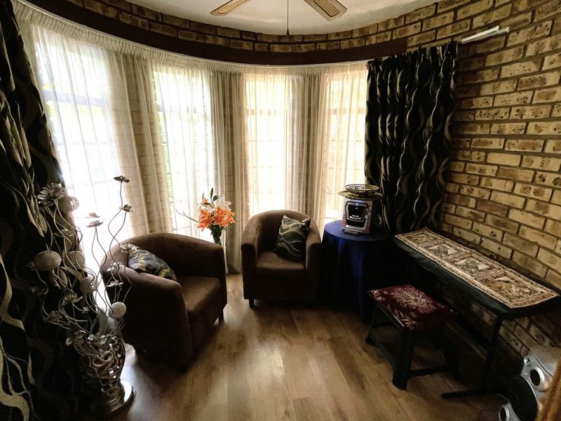 Magnificent Property With Two Cottages for Sale in Henley on Klip - Photo 9