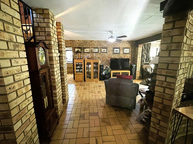 Magnificent Property With Two Cottages for Sale in Henley on Klip - Photo 8