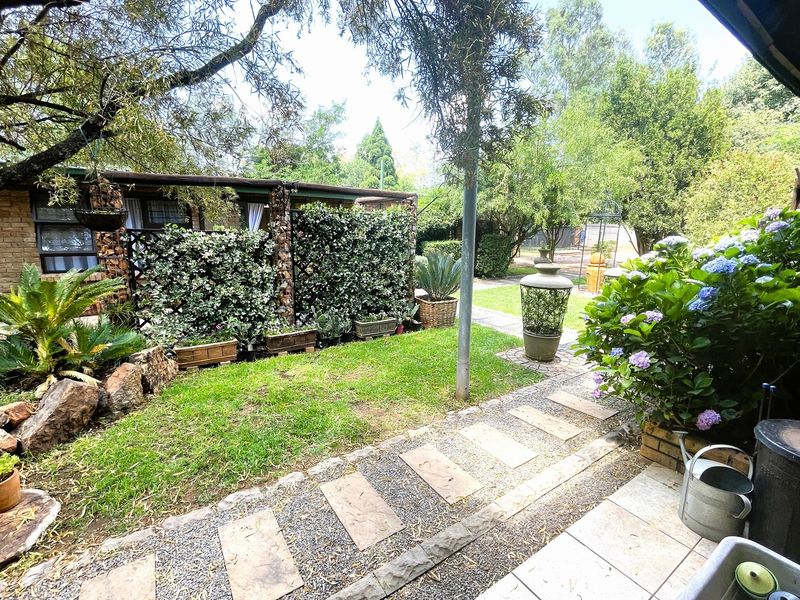 Magnificent Property With Two Cottages for Sale in Henley on Klip - Photo 2