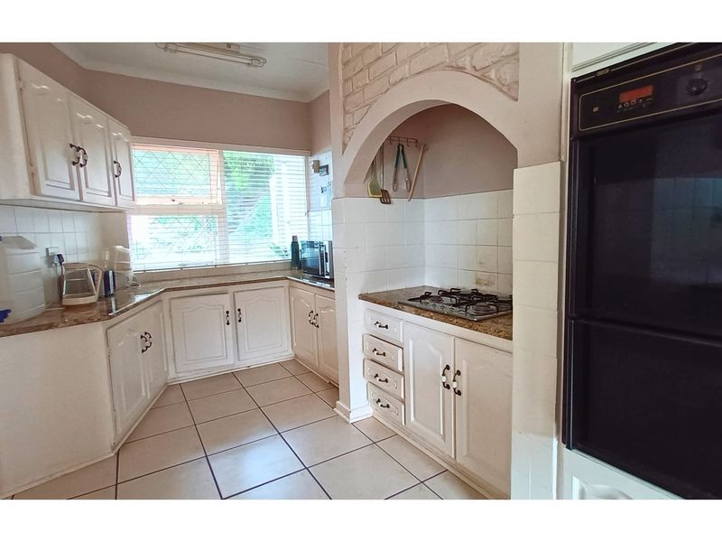 Spacious Family Home with Great Potential in Vincent Heights, East London - Photo 9