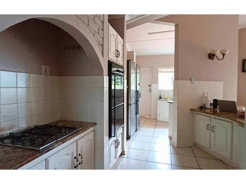 Spacious Family Home with Great Potential in Vincent Heights, East London - Photo 8