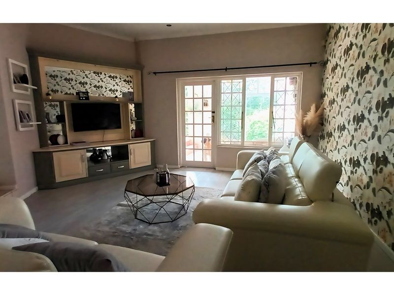 Spacious Family Home with Great Potential in Vincent Heights, East London - Photo 6