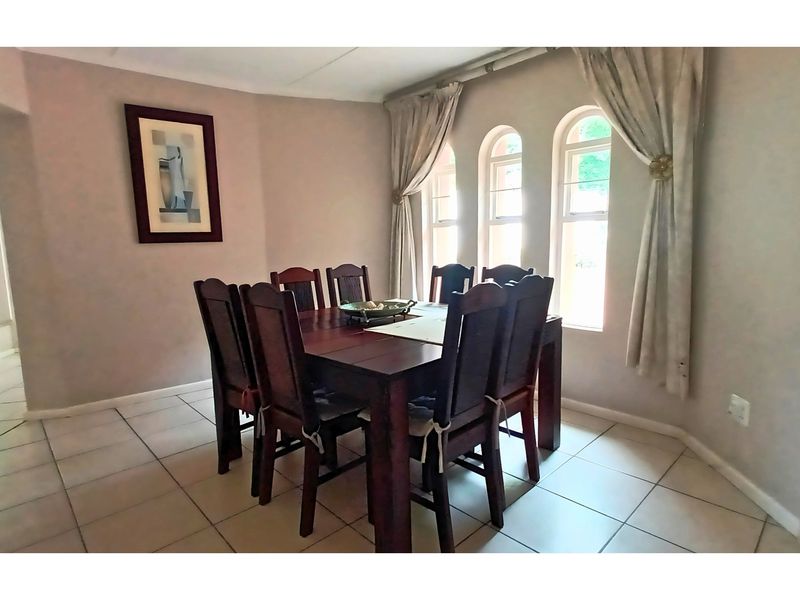 Spacious Family Home with Great Potential in Vincent Heights, East London - Photo 10