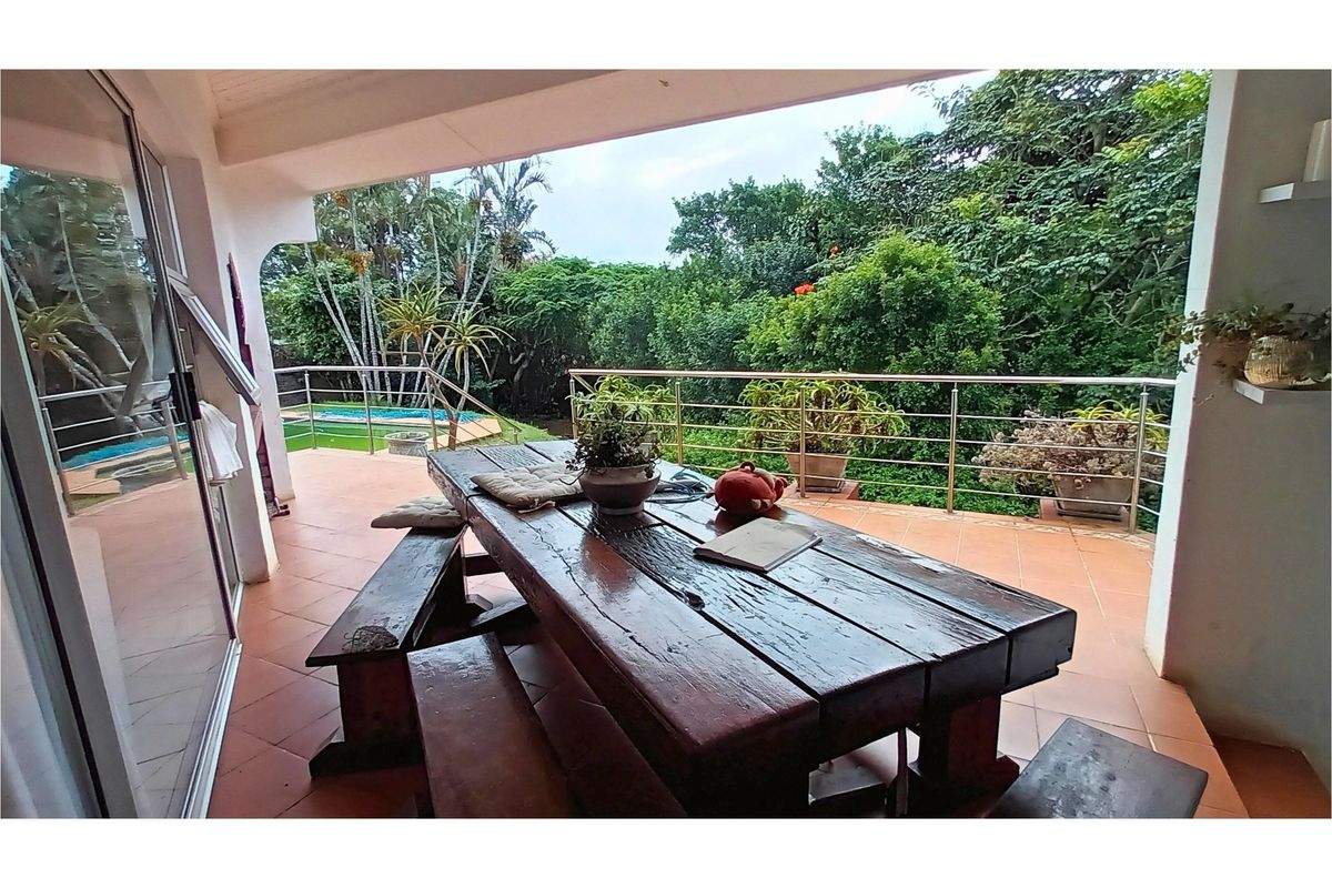 Spacious Family Home with Great Potential in Vincent Heights, East London - Photo 2