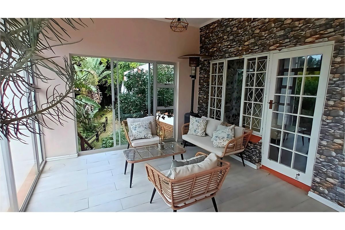 Spacious Family Home with Great Potential in Vincent Heights, East London - Photo 4