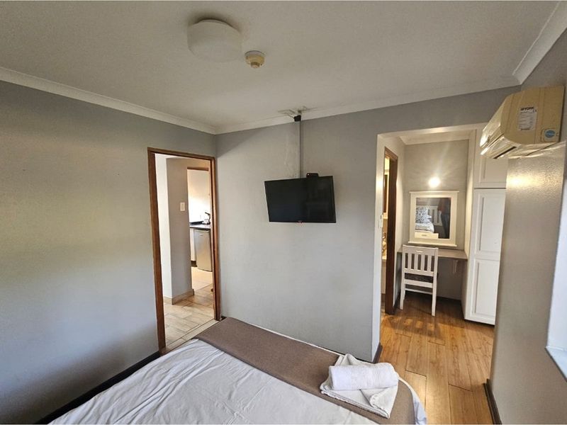 "Charming Oasis on Pinelake Dr Awaits You" - Photo 5