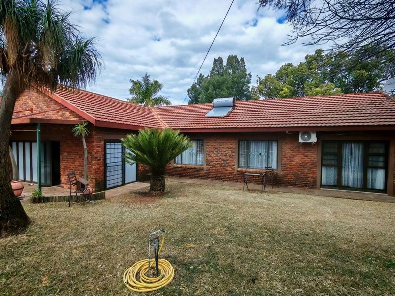 Spacious 460 square meter Family Home with Flatlet and Pool in Bela Bela - Photo 3