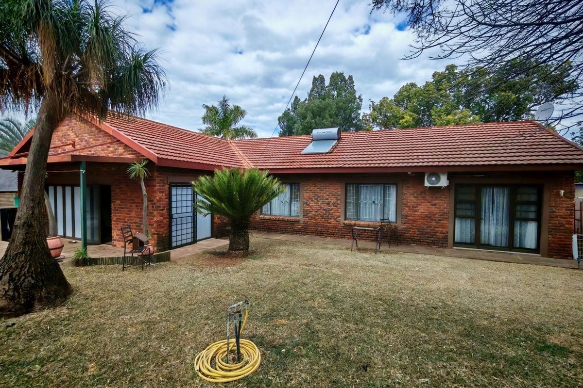 Spacious 460 square meter Family Home with Flatlet and Pool in Bela Bela - Photo 3