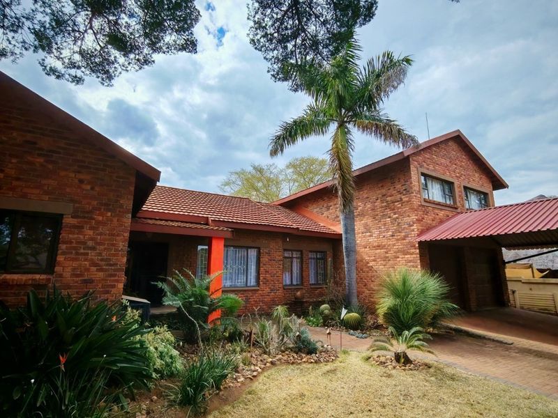 Spacious 460 square meter Family Home with Flatlet and Pool in Bela Bela - Photo 2