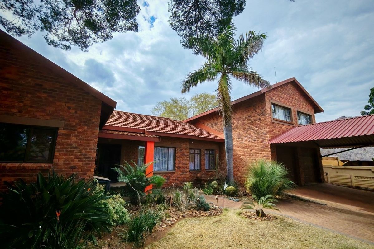 Spacious 460 square meter Family Home with Flatlet and Pool in Bela Bela - Photo 2