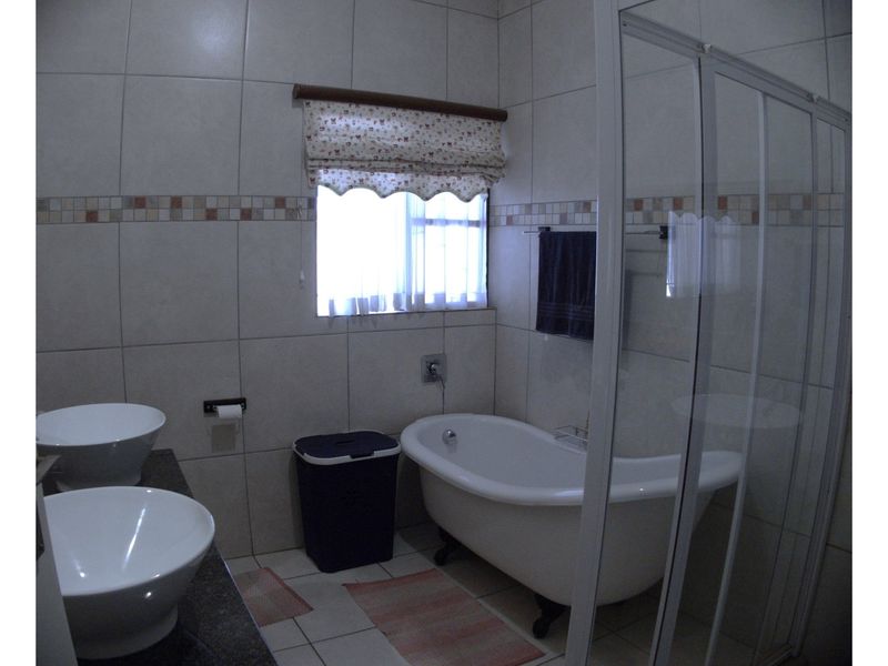 Spacious 460 square meter Family Home with Flatlet and Pool in Bela Bela - Photo 9