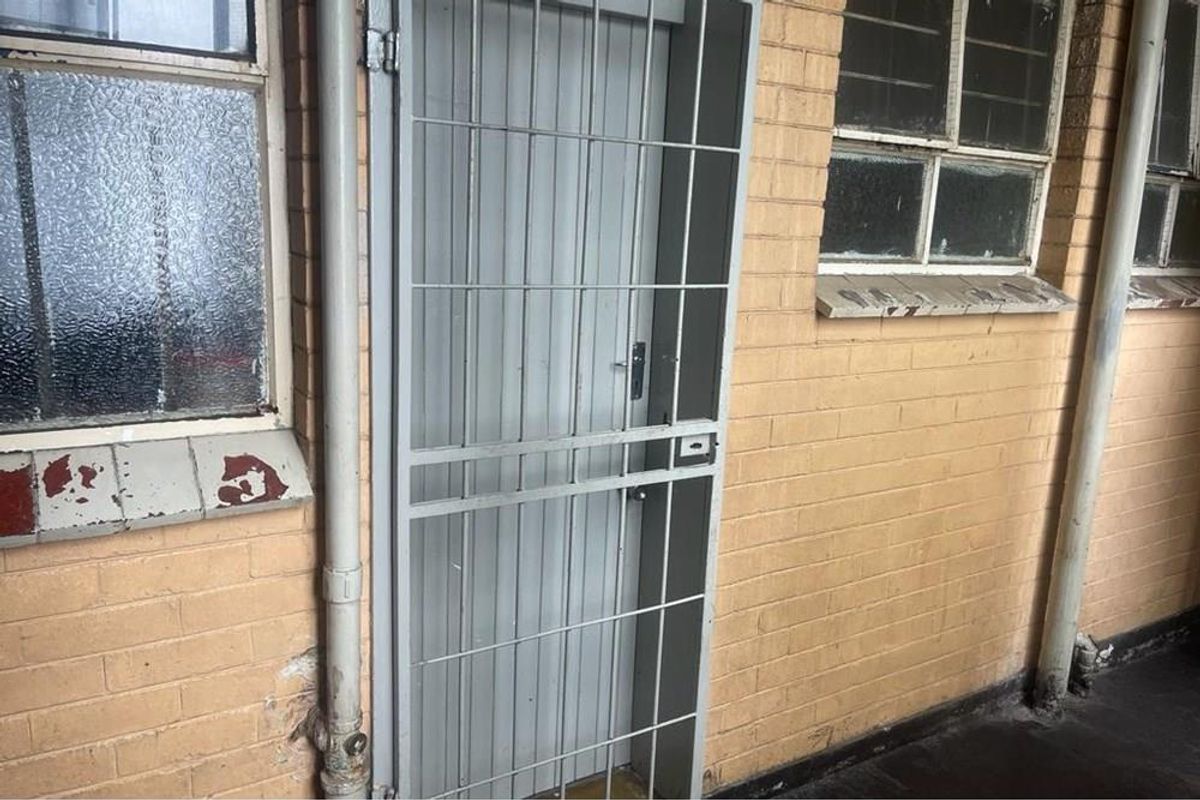 Cash-flowing Bachelor Apartment Up For Grabs!!! - Photo 2