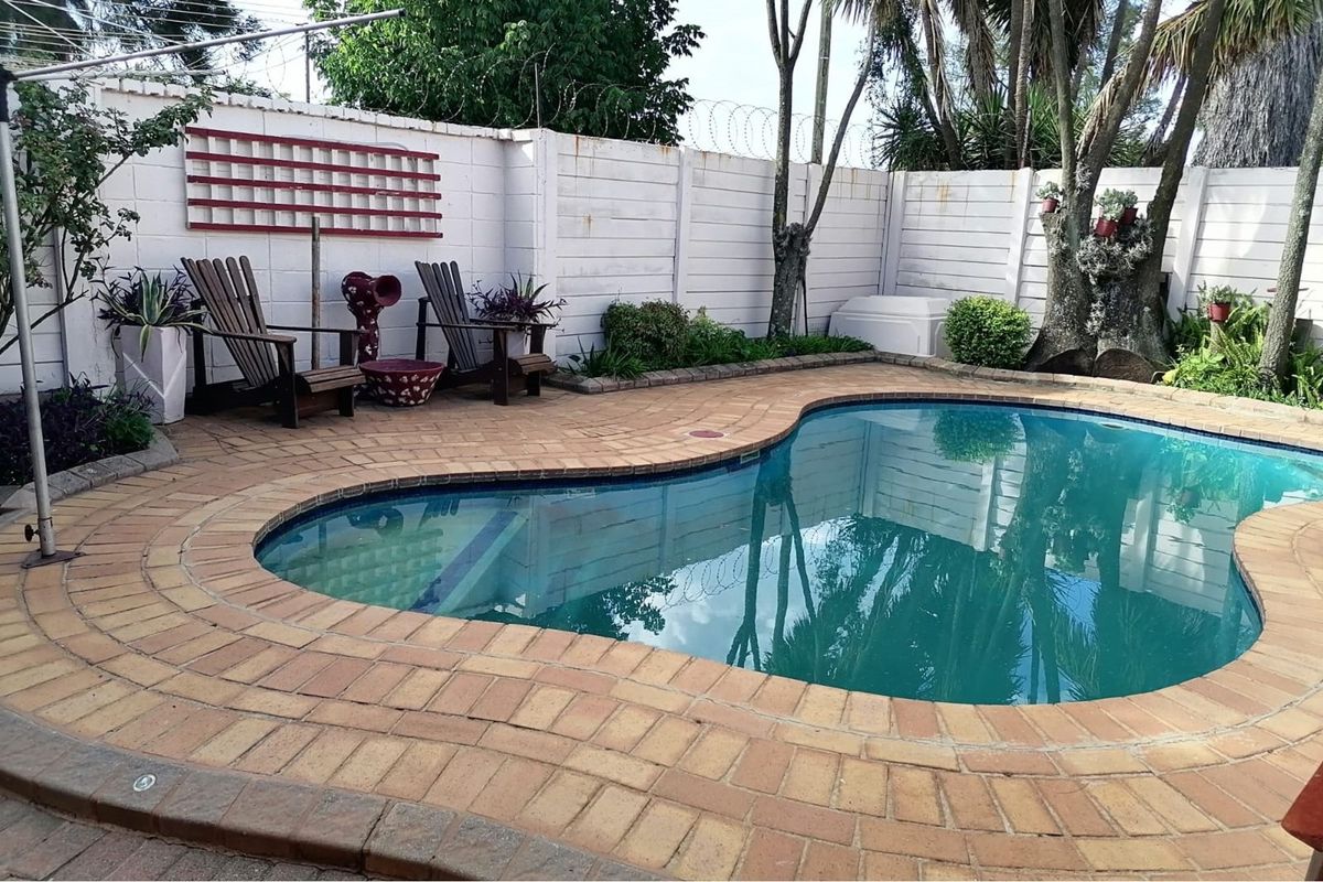 Impeccable 3-Bedroom Home with Pool and Double Garage - Your Brakpan Haven Awaits! - Photo 2