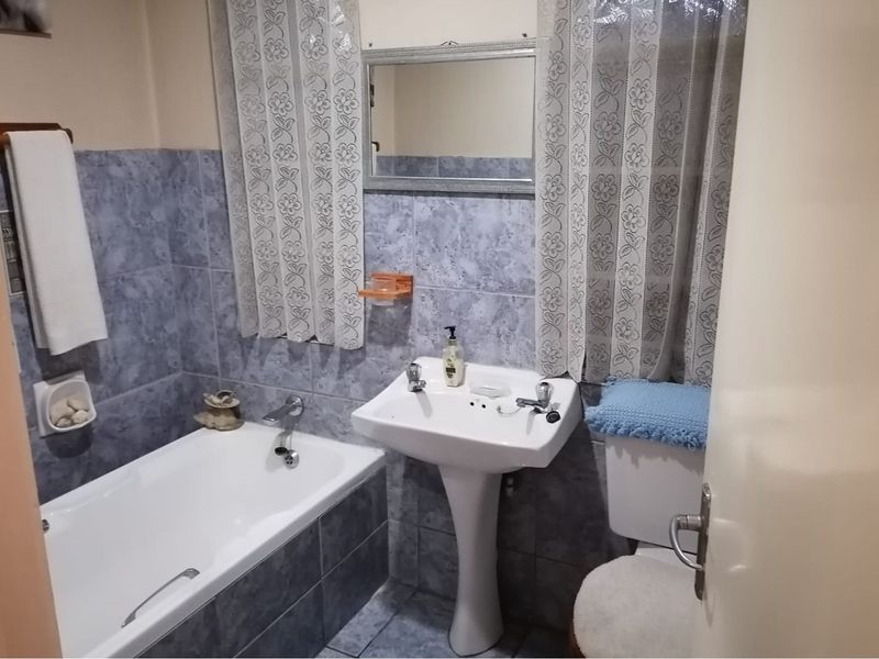 Impeccable 3-Bedroom Home with Pool and Double Garage - Your Brakpan Haven Awaits! - Photo 9