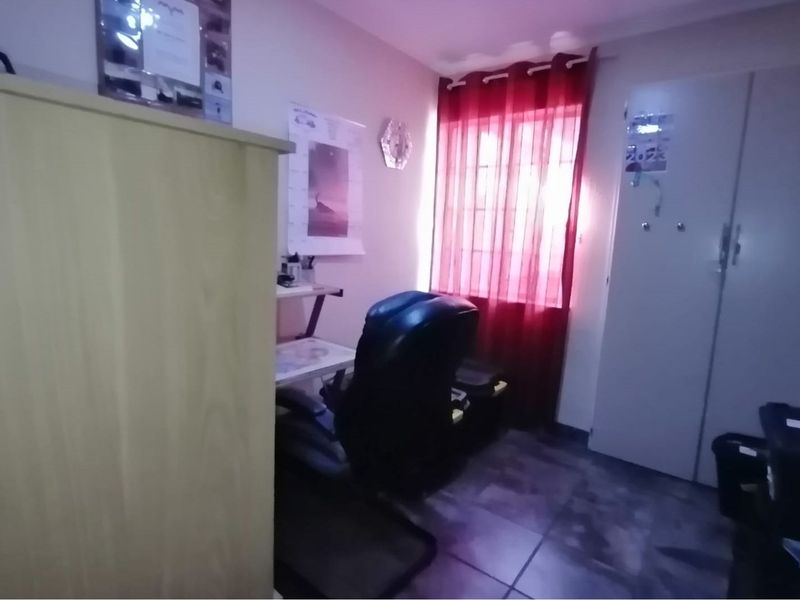 Impeccable 3-Bedroom Home with Pool and Double Garage - Your Brakpan Haven Awaits! - Photo 8