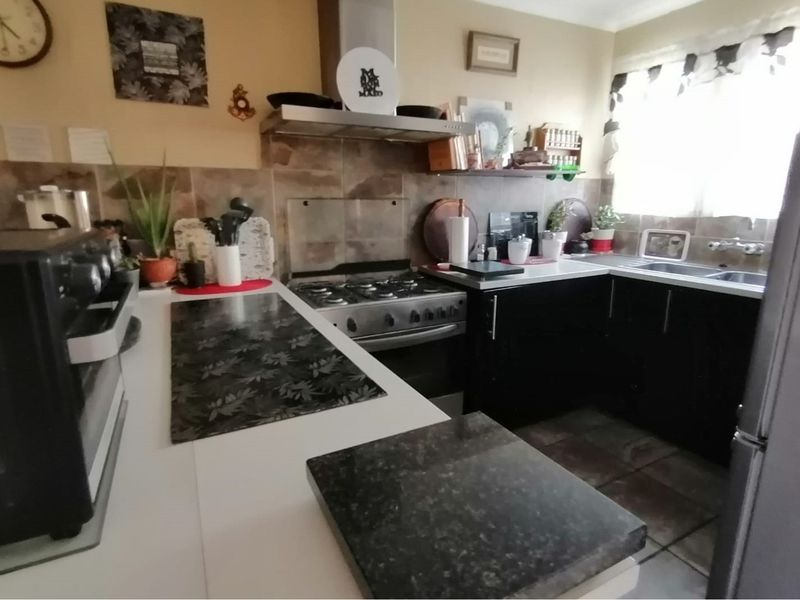 Impeccable 3-Bedroom Home with Pool and Double Garage - Your Brakpan Haven Awaits! - Photo 3