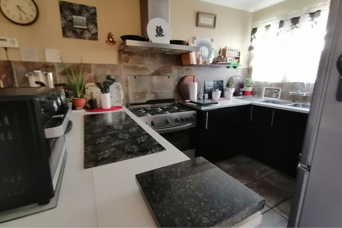 Impeccable 3-Bedroom Home with Pool and Double Garage - Your Brakpan Haven Awaits! - Photo 3