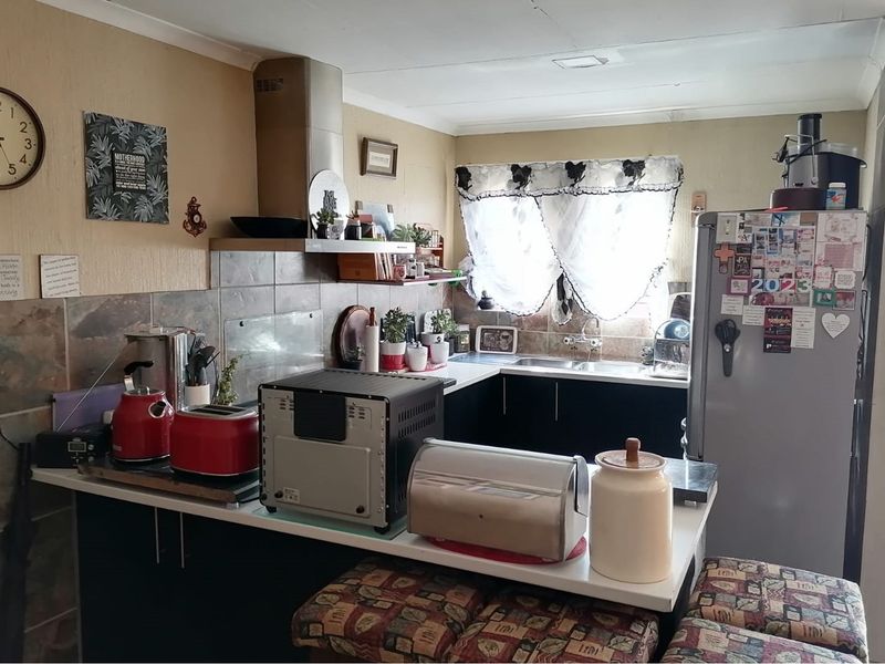 Impeccable 3-Bedroom Home with Pool and Double Garage - Your Brakpan Haven Awaits! - Photo 5