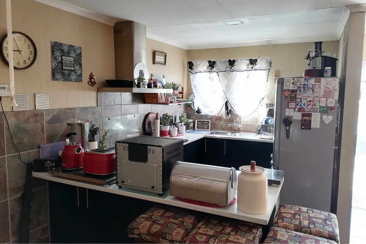 Impeccable 3-Bedroom Home with Pool and Double Garage - Your Brakpan Haven Awaits! - Photo 5