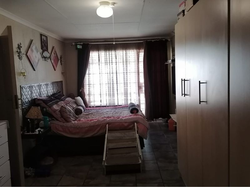 Impeccable 3-Bedroom Home with Pool and Double Garage - Your Brakpan Haven Awaits! - Photo 4