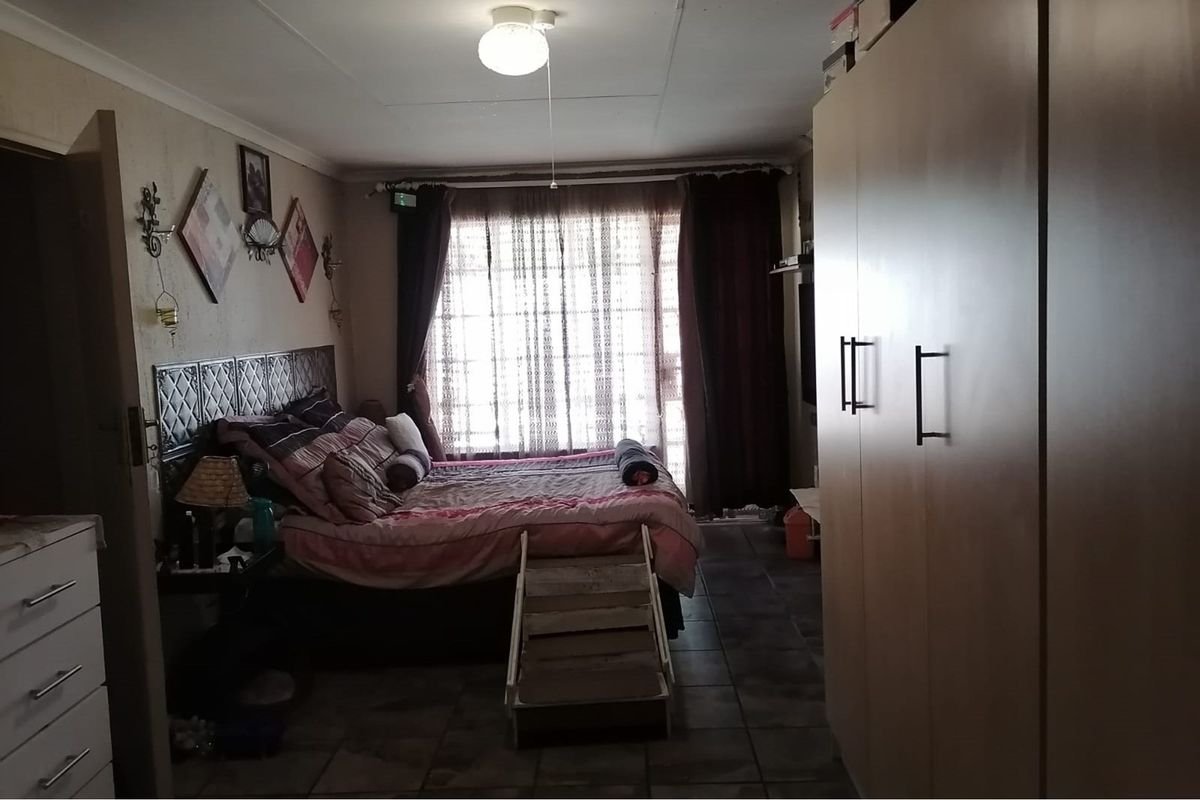 Impeccable 3-Bedroom Home with Pool and Double Garage - Your Brakpan Haven Awaits! - Photo 4