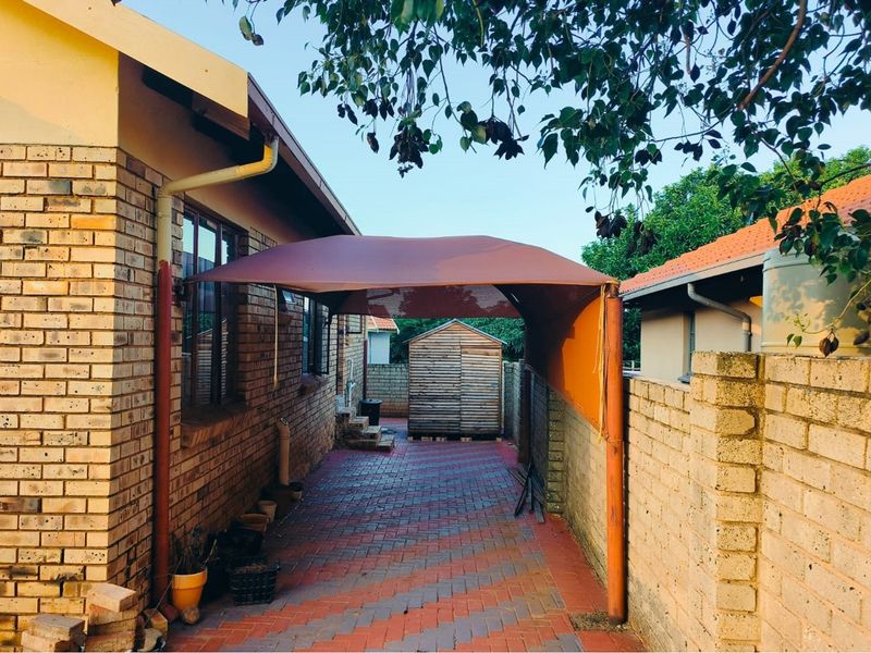 "Charming 3-Bed Oasis in South Africa for Sale" - Photo 4