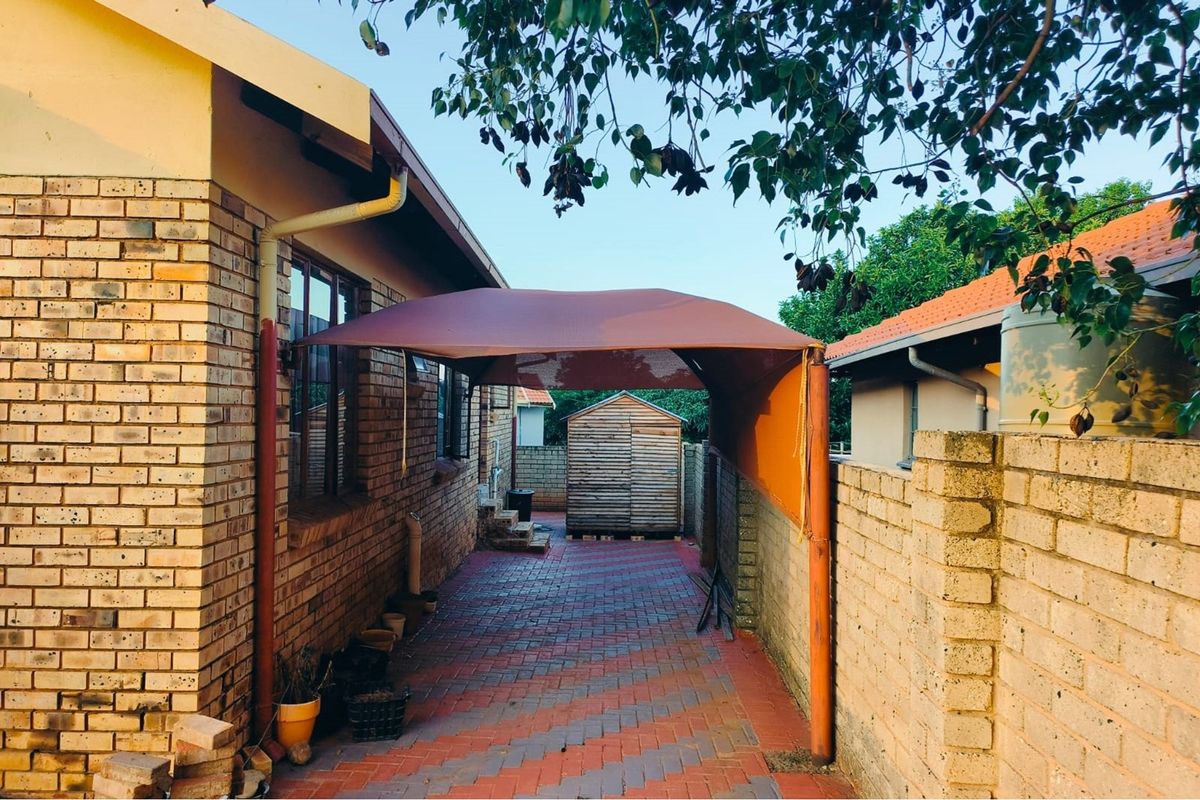 "Charming 3-Bed Oasis in South Africa for Sale" - Photo 4