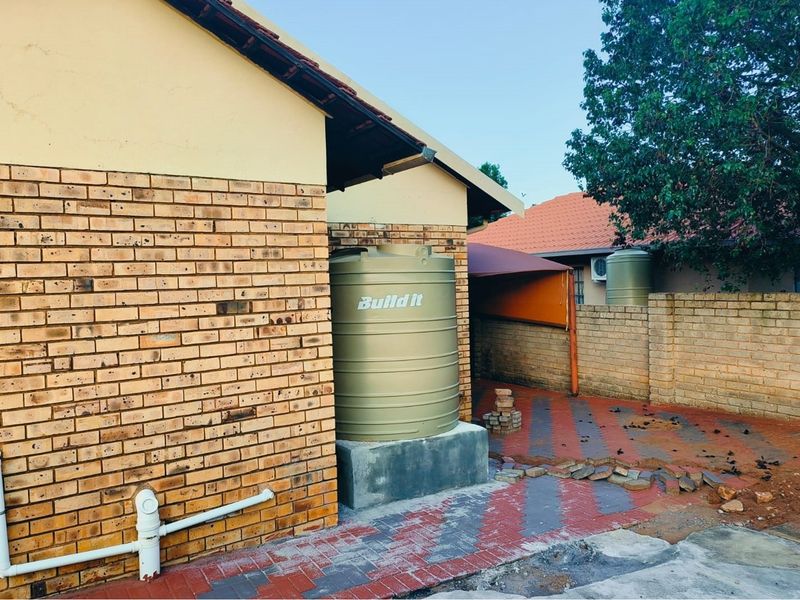 "Charming 3-Bed Oasis in South Africa for Sale" - Photo 2