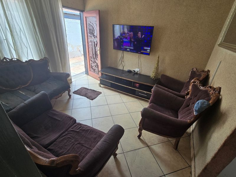 Fixer-Upper Opportunity. FOR SALE RIVERLEA EXT 3 - Photo 3