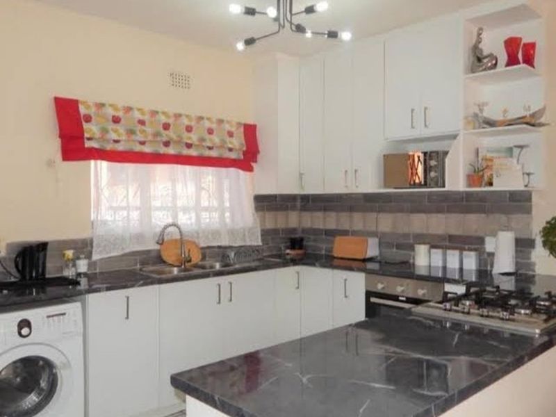 Spacious 2 Bedroom Apartment in Quiet, Well-Maintained Complex in Florida - Photo 2