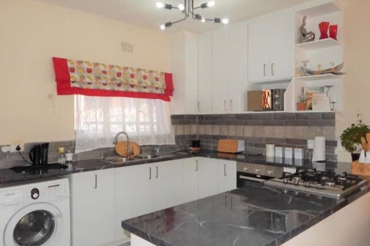 Spacious 2 Bedroom Apartment in Quiet, Well-Maintained Complex in Florida - Photo 2