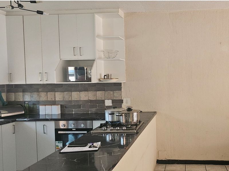 Spacious 2 Bedroom Apartment in Quiet, Well-Maintained Complex in Florida - Photo 3