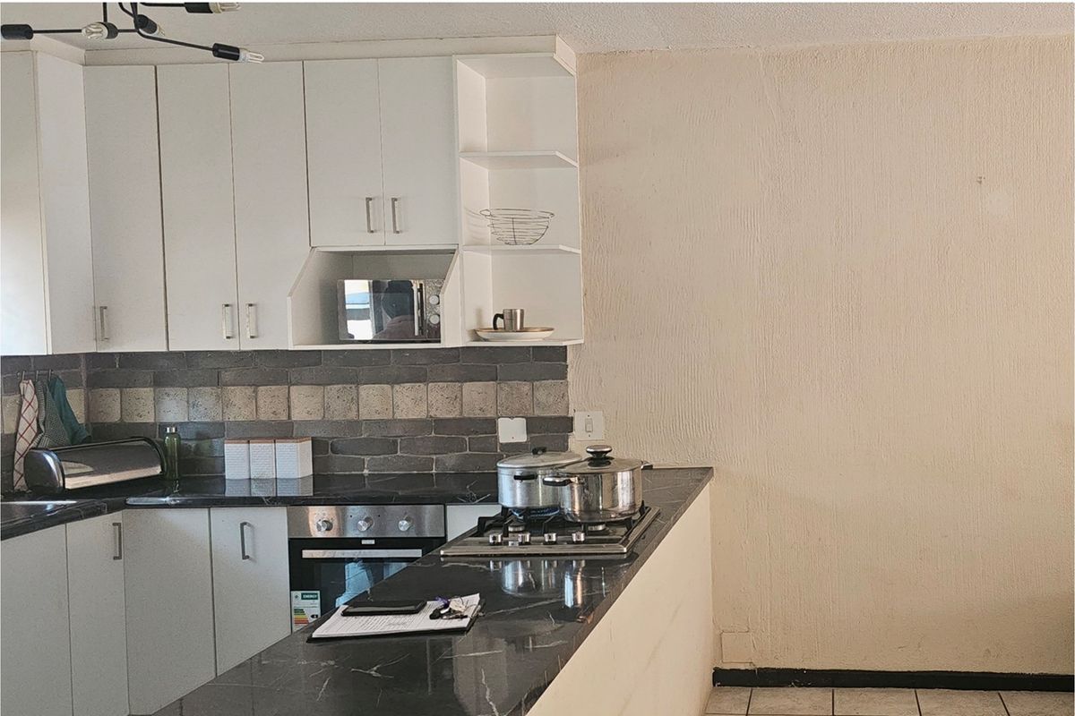 Spacious 2 Bedroom Apartment in Quiet, Well-Maintained Complex in Florida - Photo 3