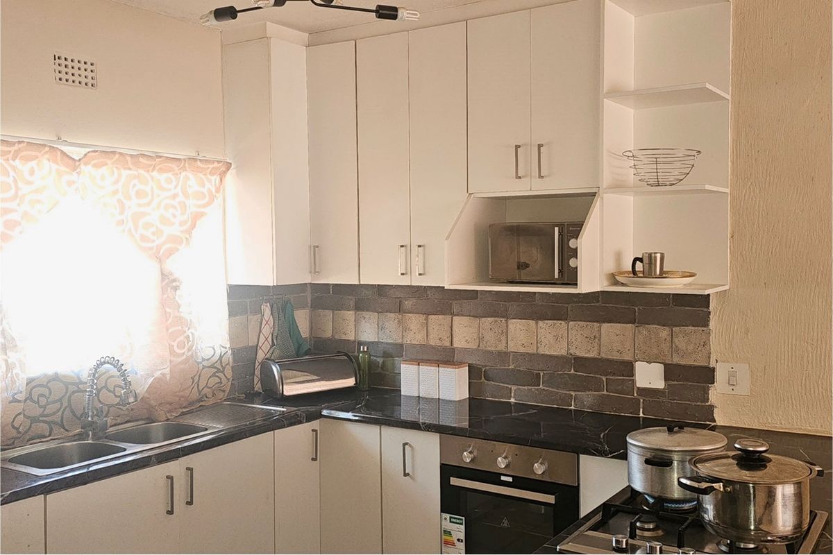 Spacious 2 Bedroom Apartment in Quiet, Well-Maintained Complex in Florida - Photo 4