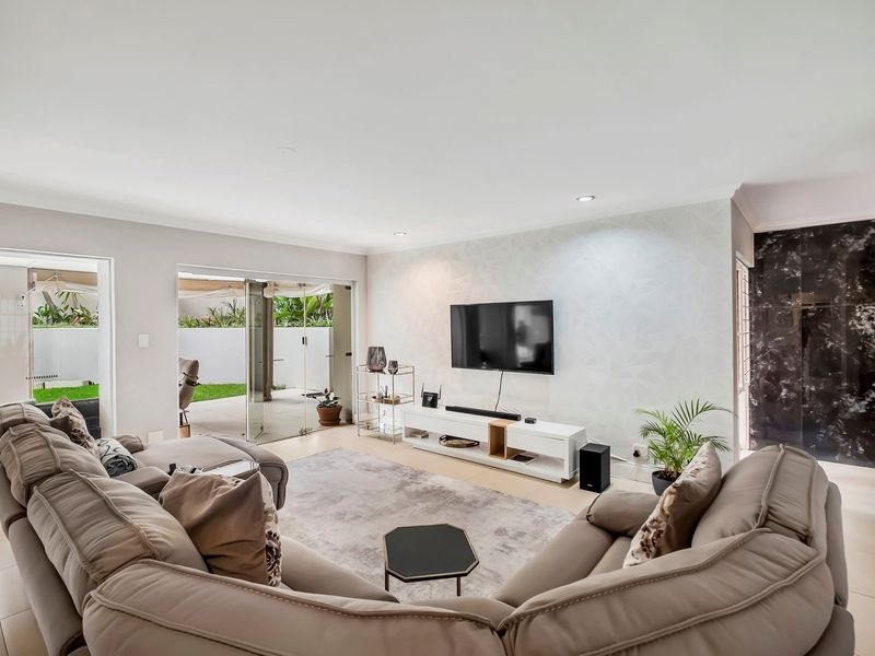 Contemporary Three Bedroom Duplex: A Modern Sanctuary - Photo 10