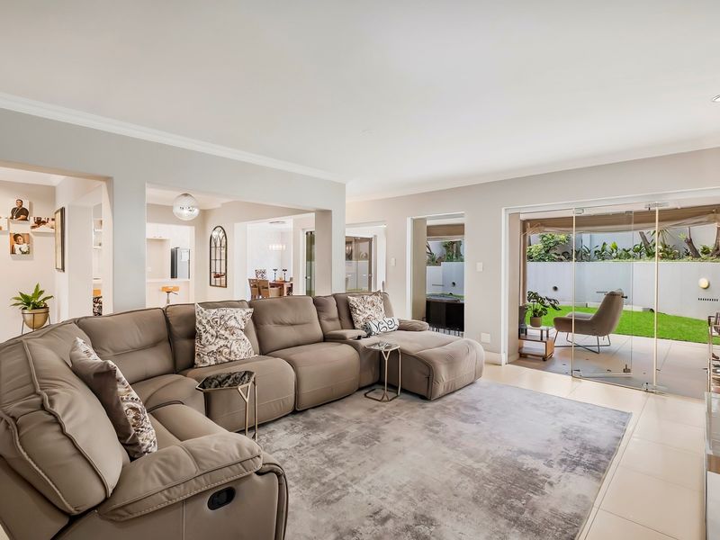 Contemporary Three Bedroom Duplex: A Modern Sanctuary - Photo 8